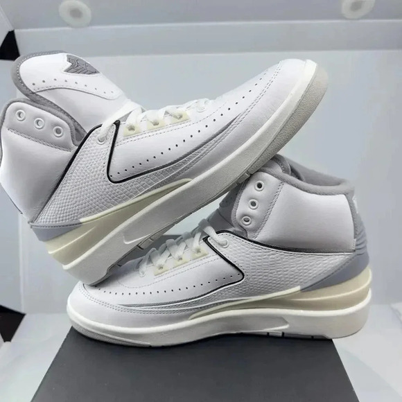 Jordan DQ8562-100 Air Jordan 2 Retro GS Athletic Sneaker Mid White/Gray 6 Kids - Picture 4 of 8